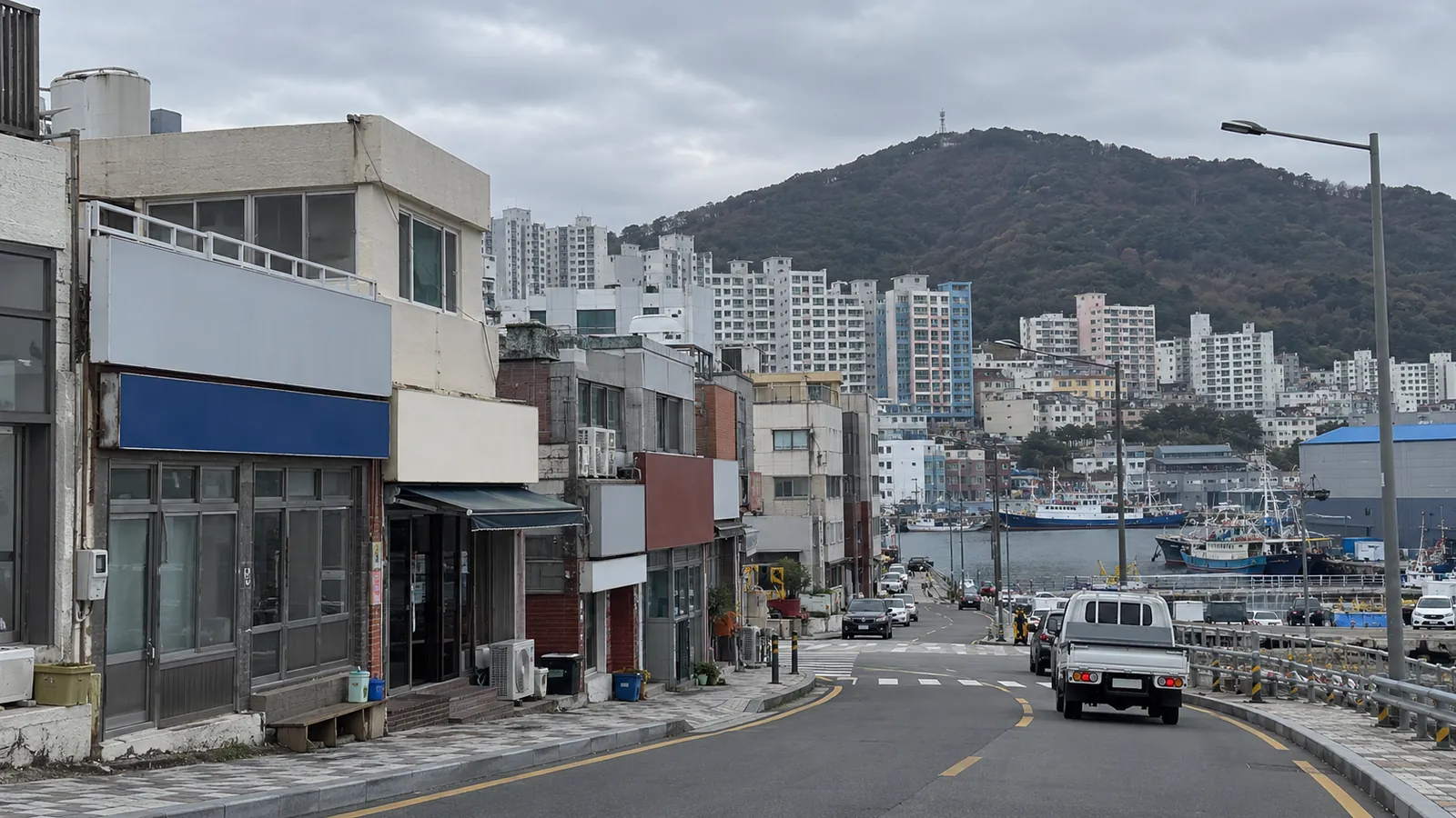 부산 OO동 아파트와 상가가 섞인 동네 건물 전경 예시