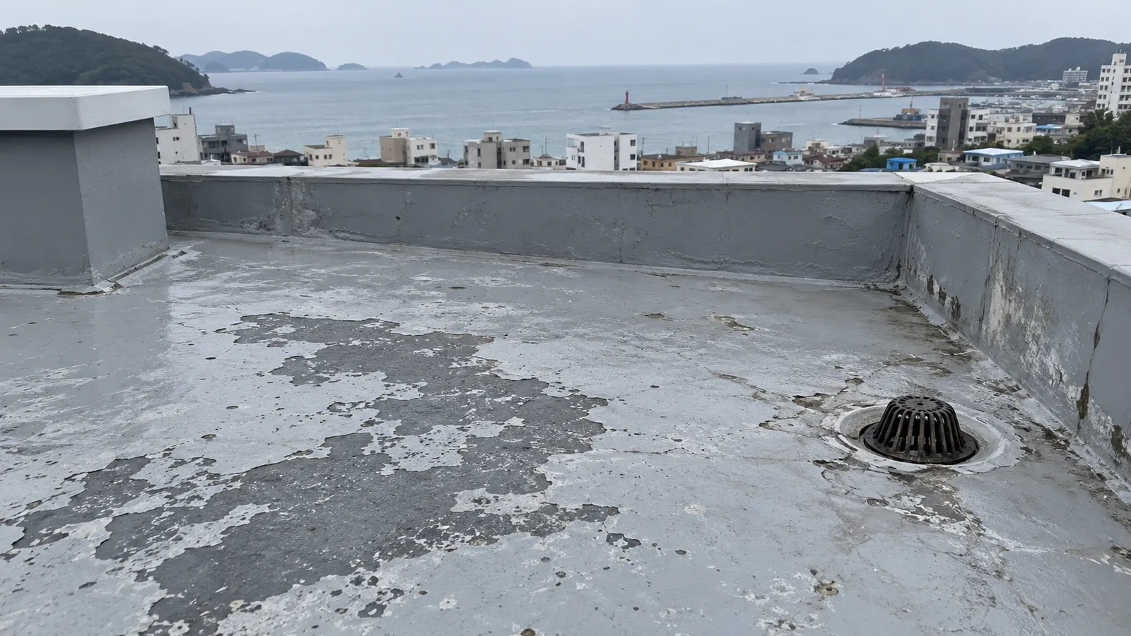 포항 OO동 해풍에 닿은 옥상 방수 상도가 마모된 예시