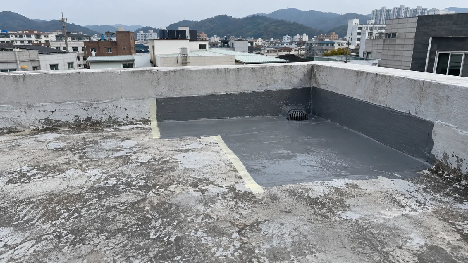 울산 OO동 옥상 일부 구간만 보수한 방수층 예시
